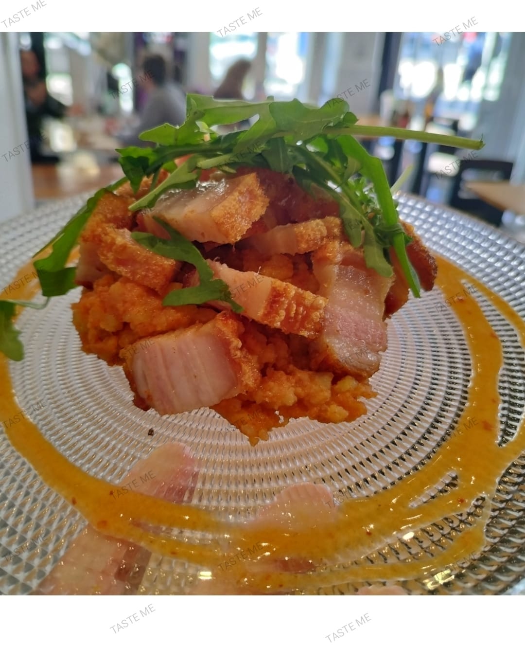 Plato de cerdo crujiente con rúcula